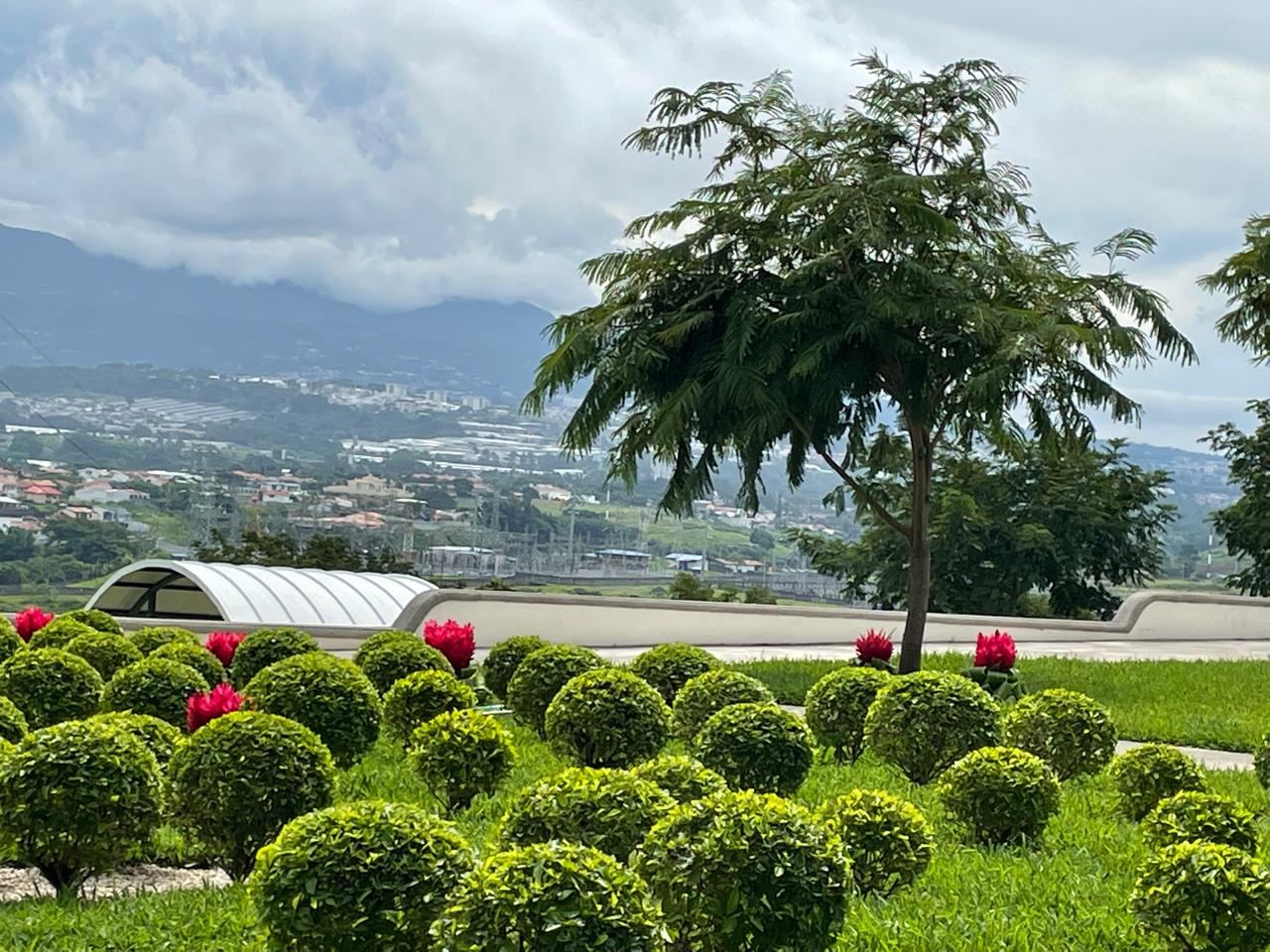 Jardín de cenizarios con vista al valle