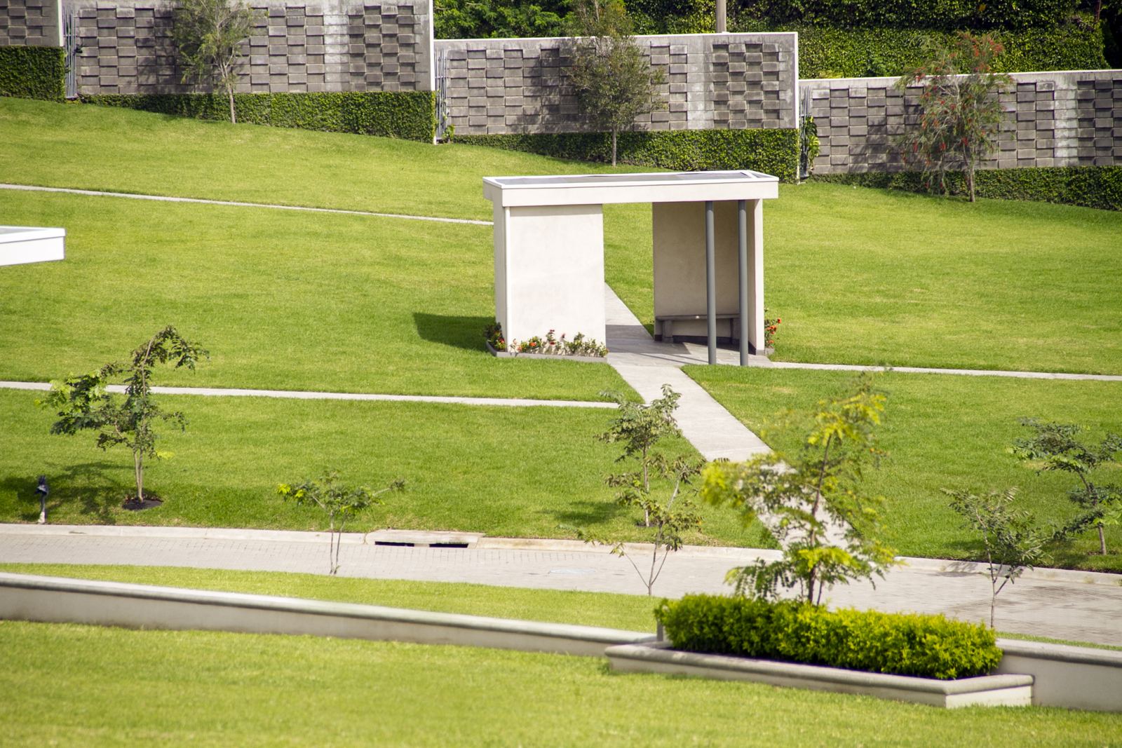 Jardines y capilla exterior