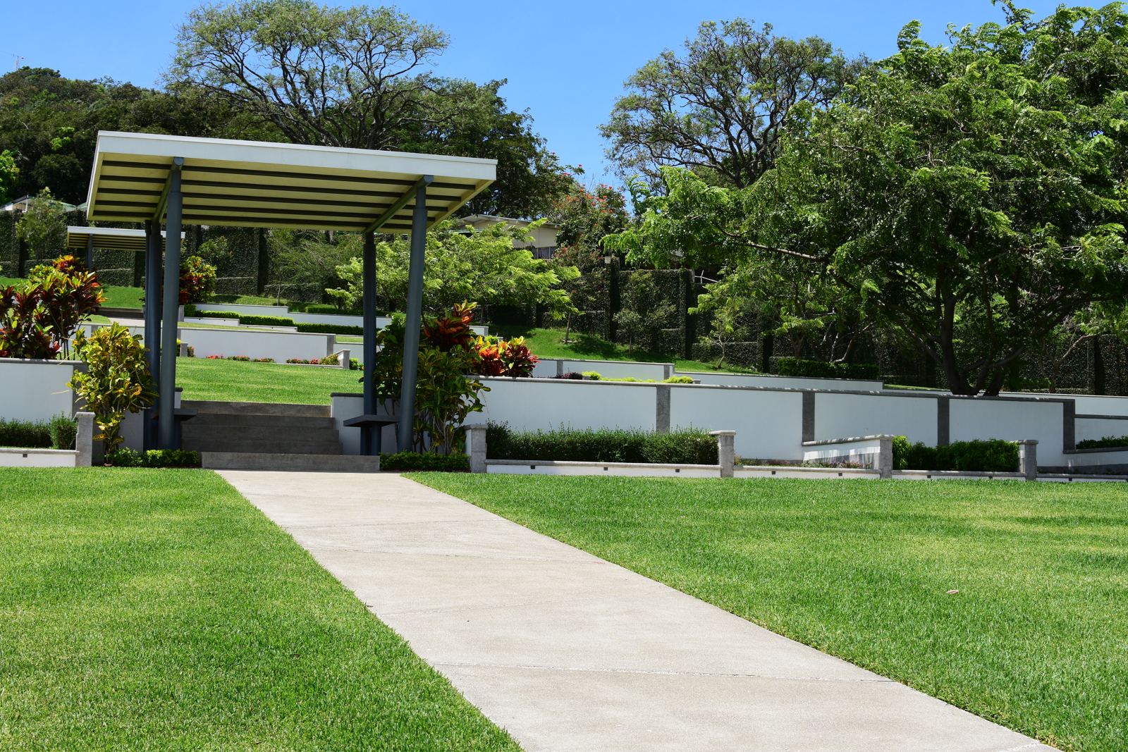 Pérgola y senderos