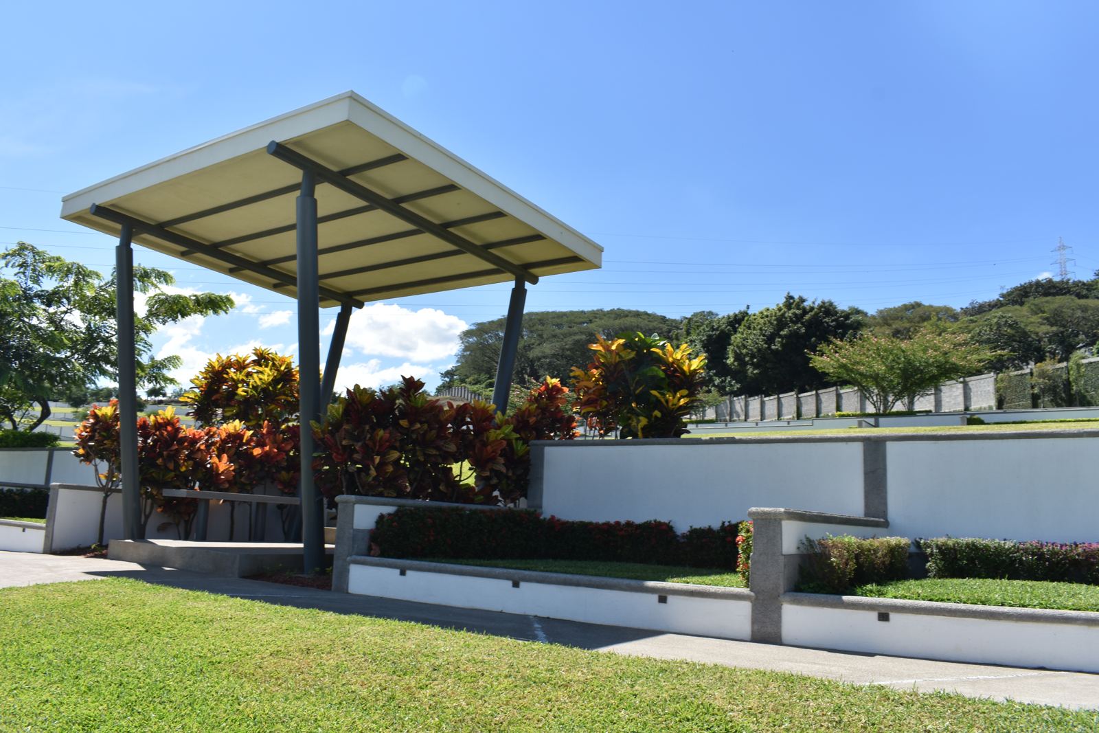 Pérgola entre jardines