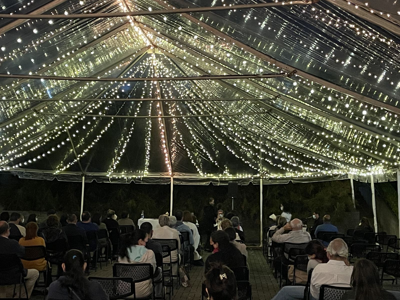 Evento conmemorativo bajo luces