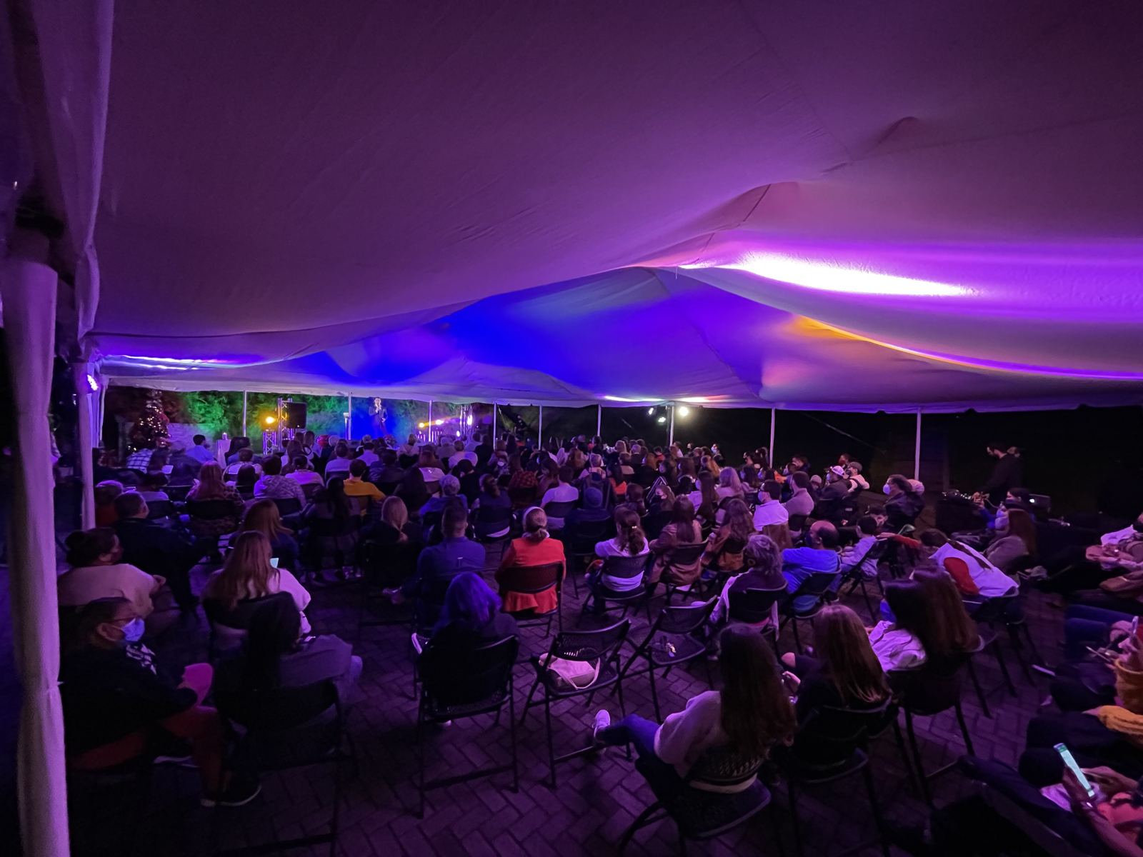 Asistentes en evento conmemorativo