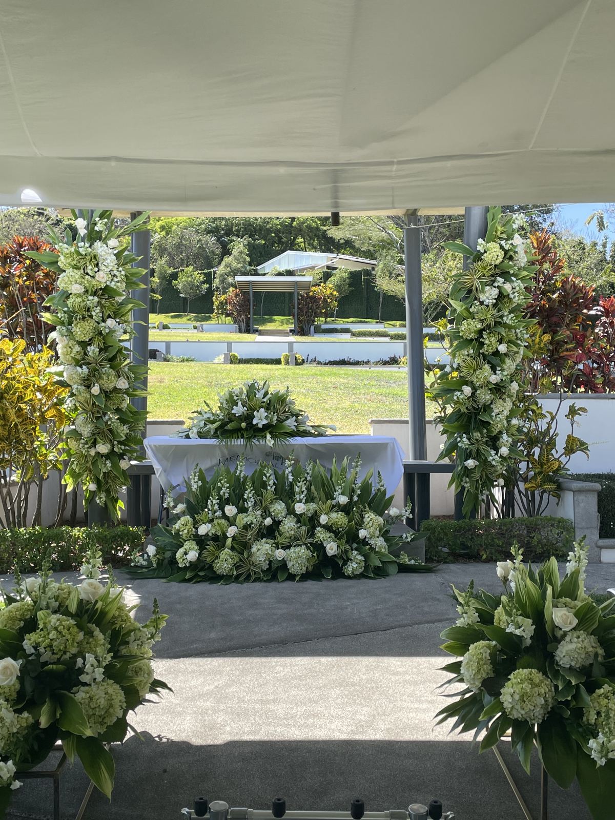 Altar floral en los jardines