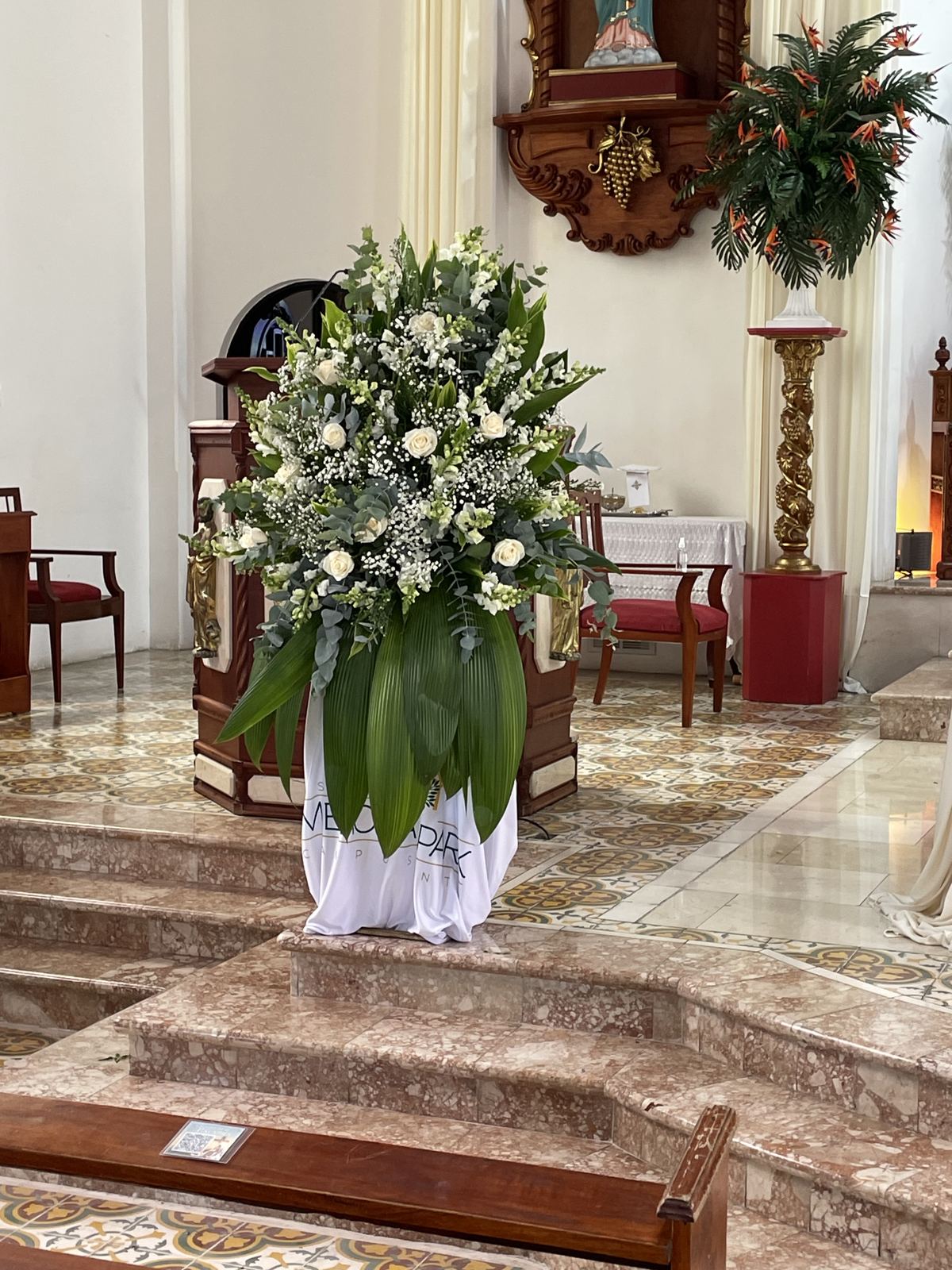 Arreglo floral en misa
