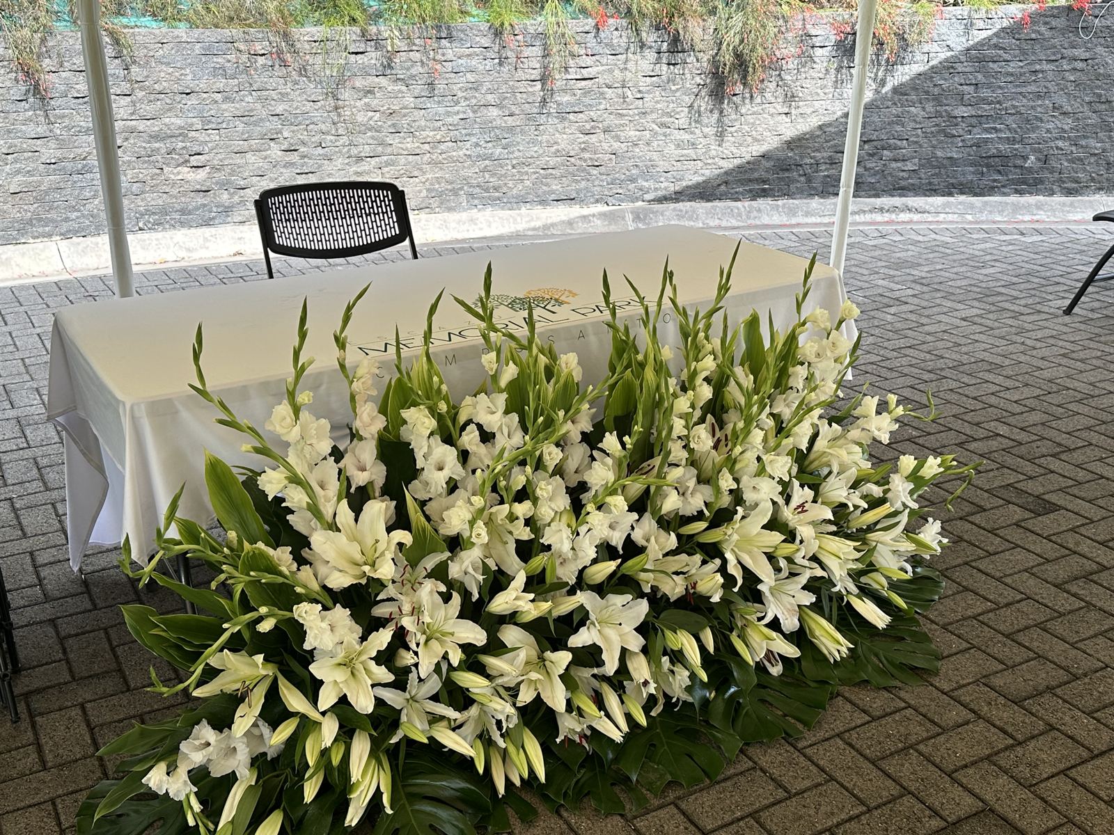 Mesa de lirios en ceremonia