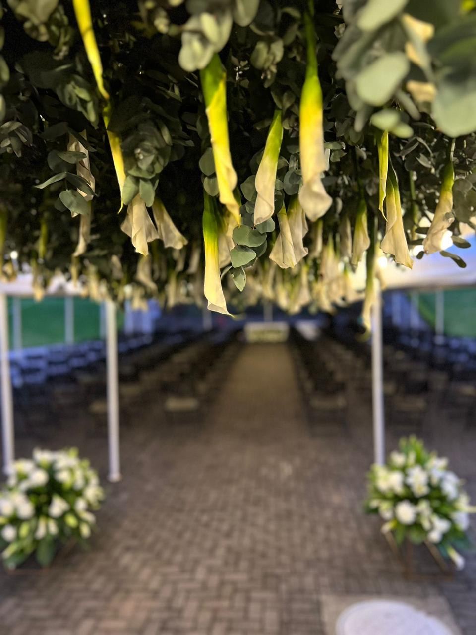 Pasillo floral de ceremonia